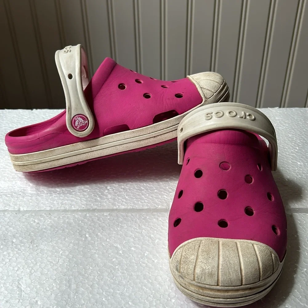𝅺Crocs kids slip in sandal w/ back strap rubber shoe size 2 pink white